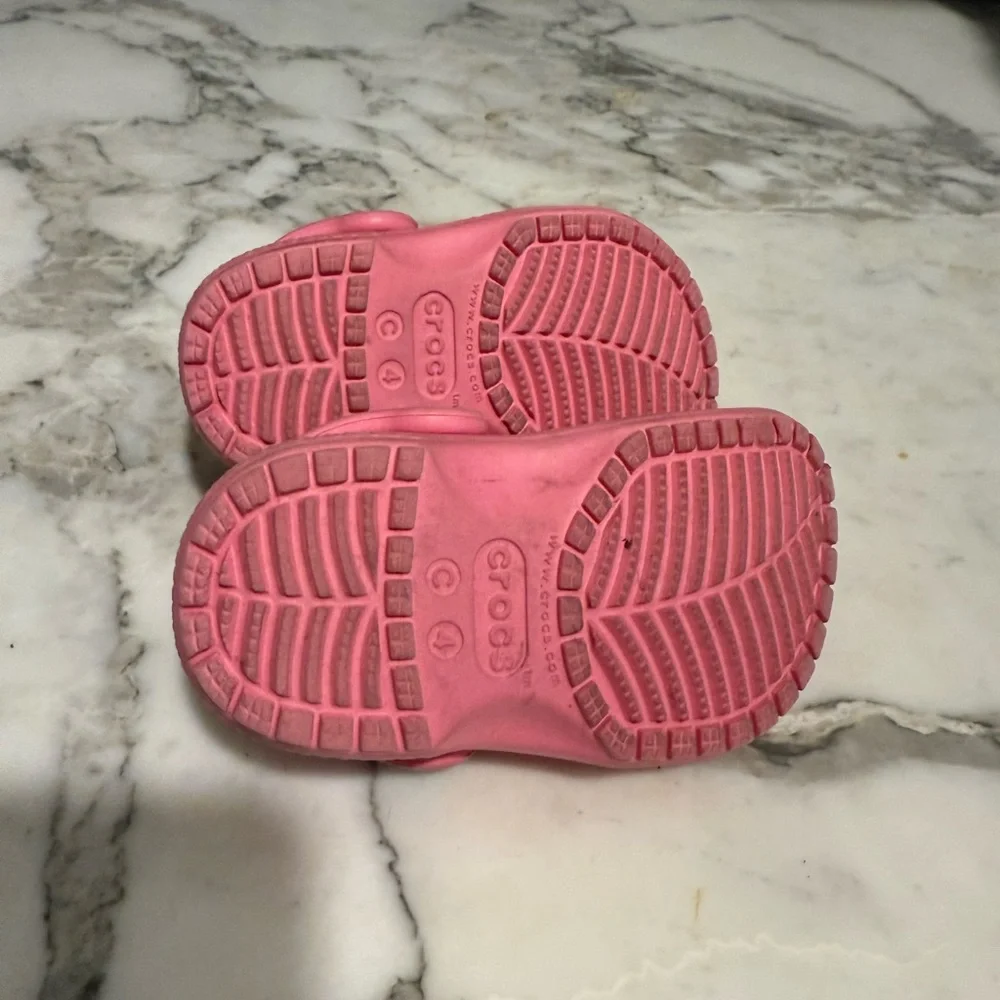 $15 ADD‎ ON Crocs in pink baby girl Sz 4c KIBBITZ